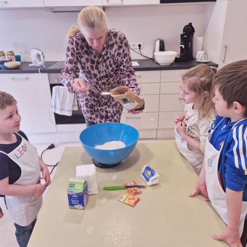 Kinder beim Kochen