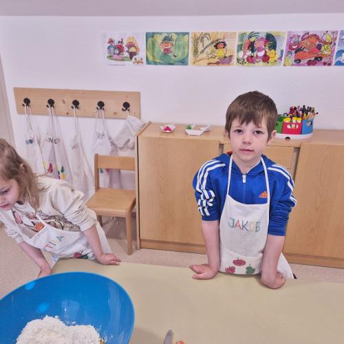 Kinder beim Kochen