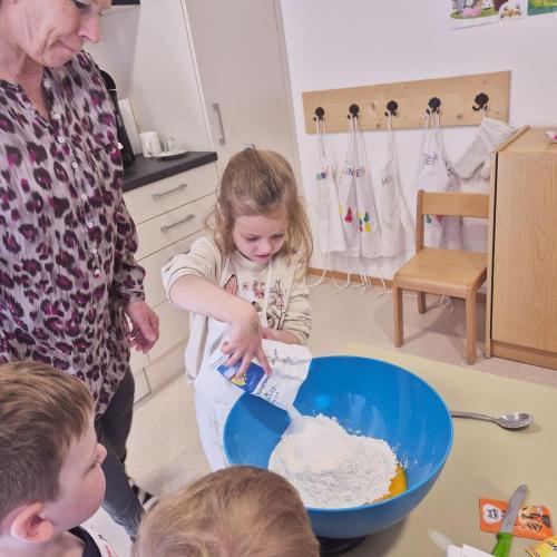 Kinder beim Kochen