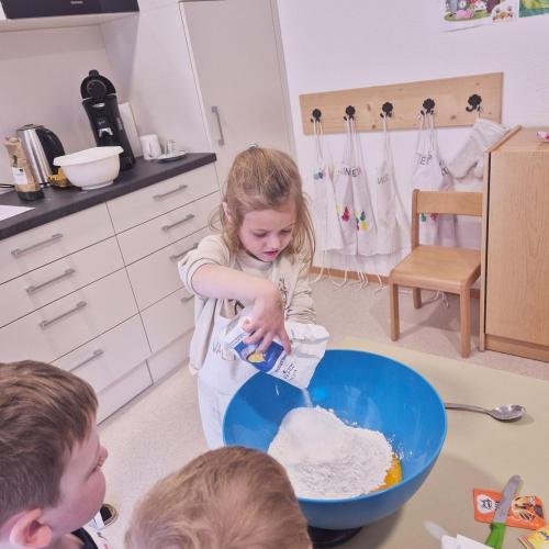 Kinder beim Kochen