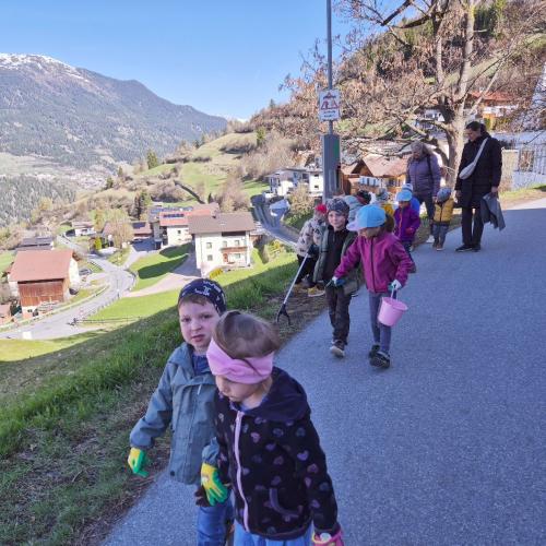 Kinder beim Müllsammeln