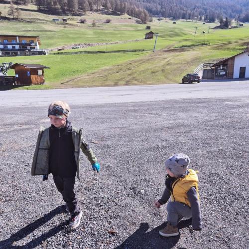 Kinder beim Müllsammeln 