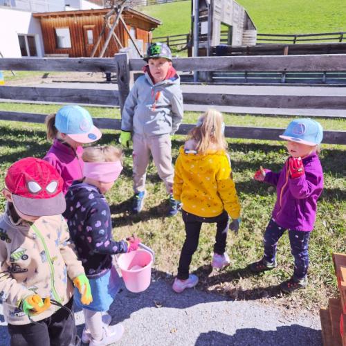 Kinder beim Müllsammeln