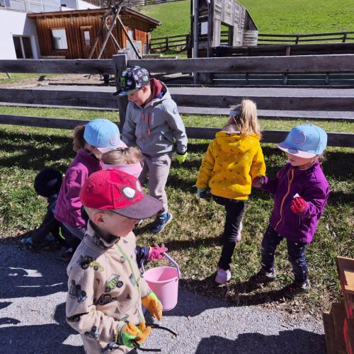 Kinder beim Müllsammeln