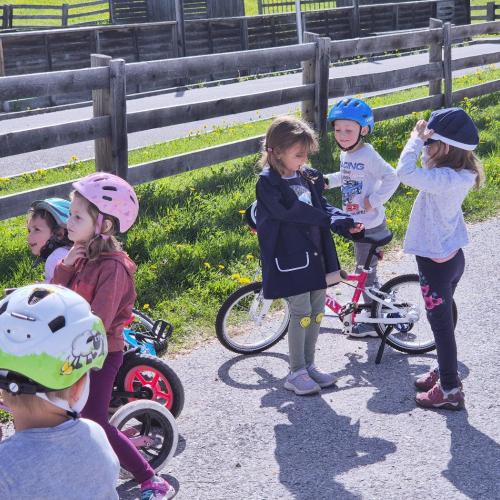 Kinder mit Fahrzeugen