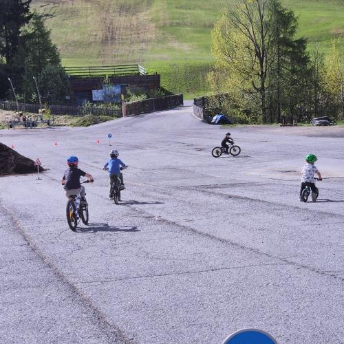 Kinder mit den Fahrzeugen