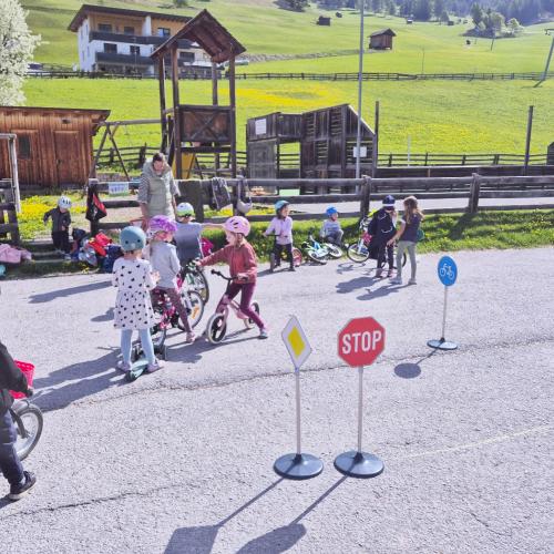 Kinder mit Fahrzeugen