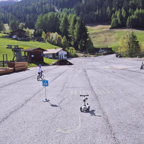 Roller und Schilder