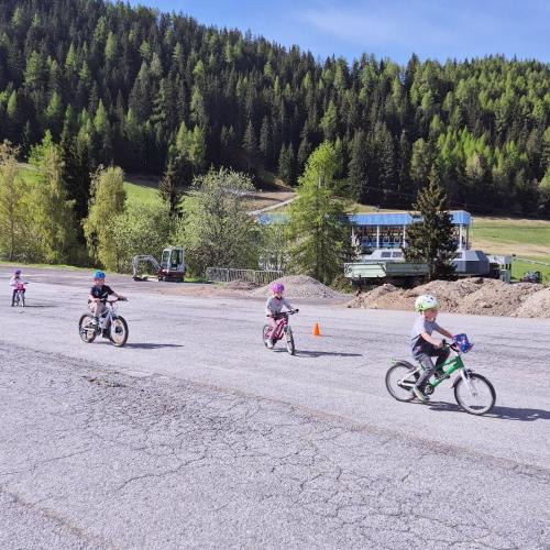 Kinder mit Fahrzeugen