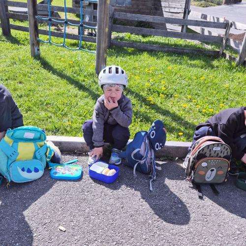Kinder bei der Jause