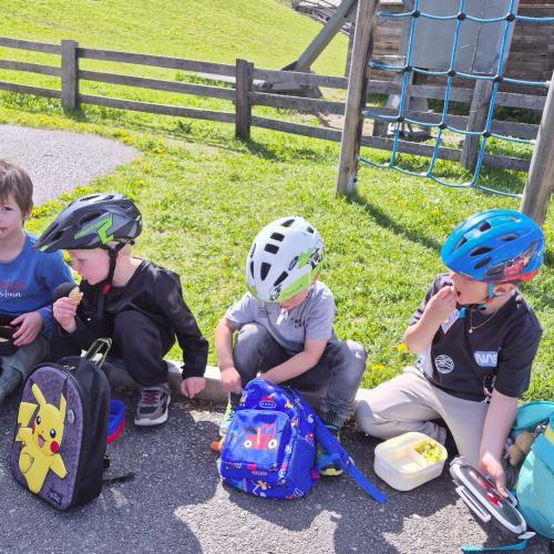 Kinder bei der Jause
