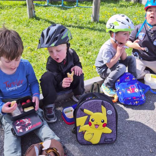 Kinder bei der Jause