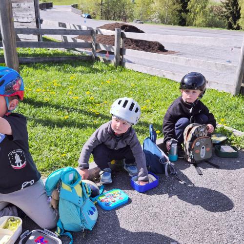 Kinder bei der Jause