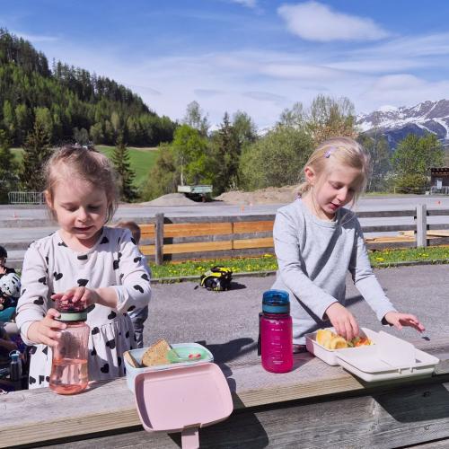 Kinder bei der Jause