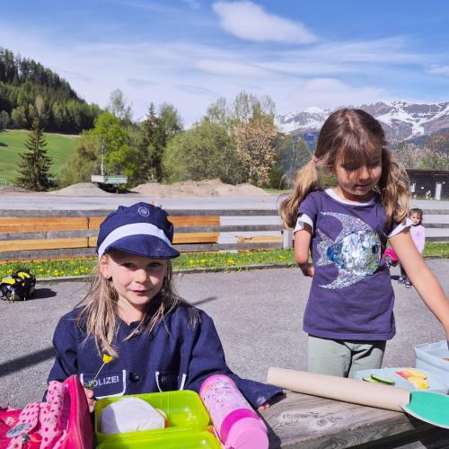 Kinder bei der Jause