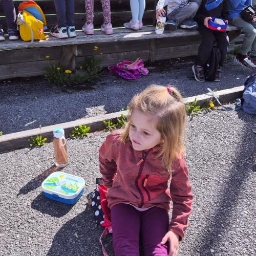 Kinder bei der Jause