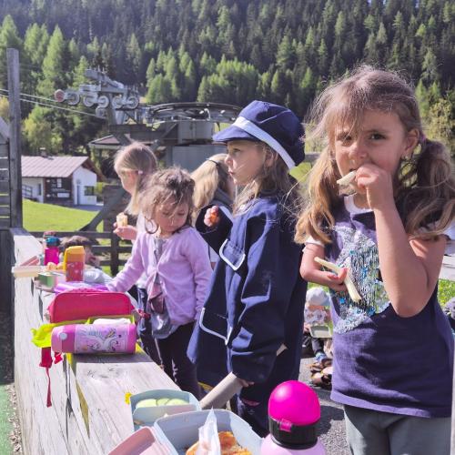 Kinder bei der Jause