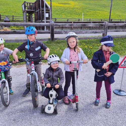 Kinder mit den Fahrzeugen