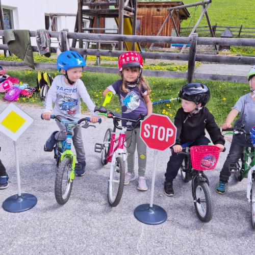 Kinder mit den Fahrzeugen