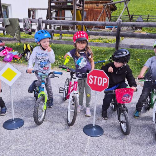 Kinder mit den Fahrzeugen