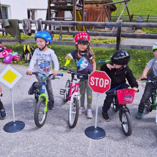 Kinder mit den Fahrzeugen