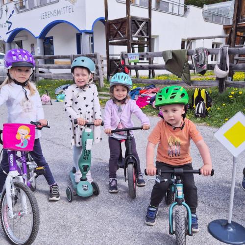 Kinder mit den Fahrzeugen
