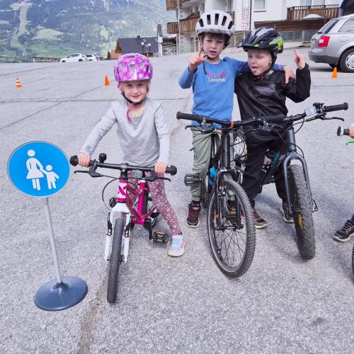 Kinder mit Fahrzeugen