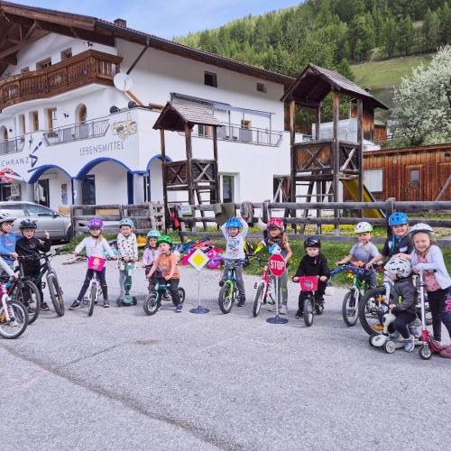 Kinder vor dem Sportplatz