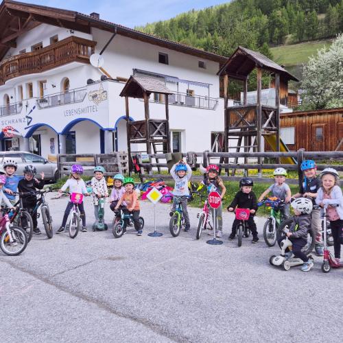 Kinder vor dem Sportplatz