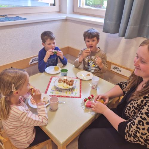 Kinder bei der Jause