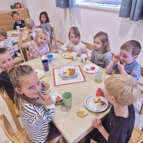 Kinder bei der Jause