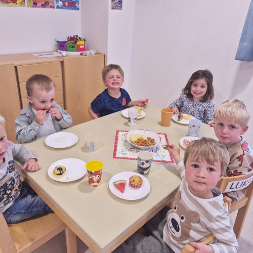 Kinder bei der Jause