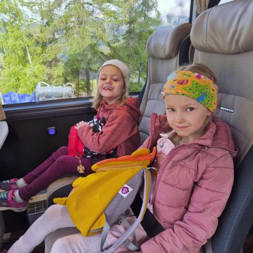 Kinder im Bus