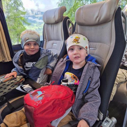 Kinder im Bus