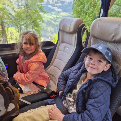 Kinder im Bus
