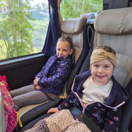 Kinder im Bus