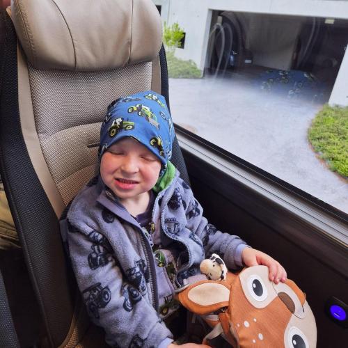 Kind im Bus