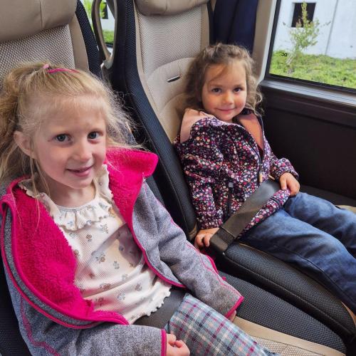 Kinder im Bus