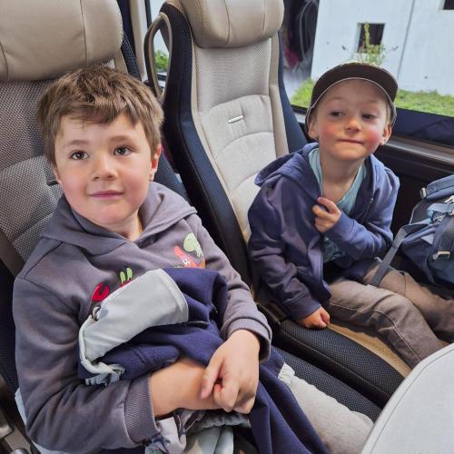 Kinder im Bus