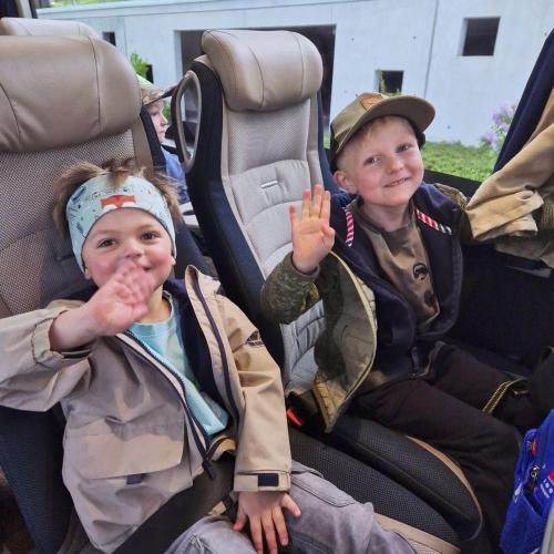 Kinder im Bus