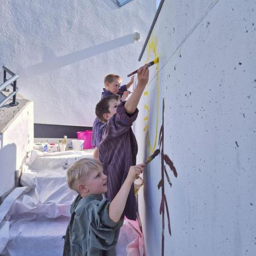 Kinder bei Malen