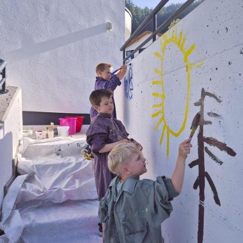 Kinder beim Malen
