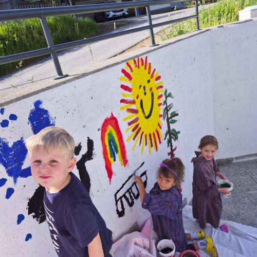 Kinder beim Malen