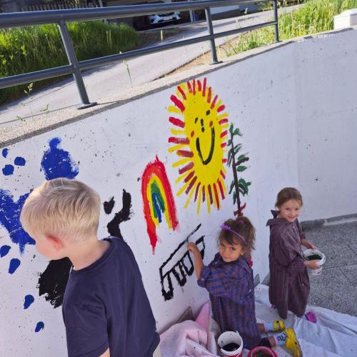 Kinder beim Malen