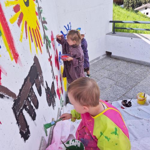 KInder beim Malen