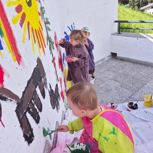 Kinder beim Malen