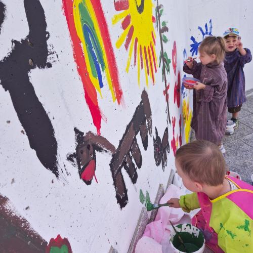 Kinder beim Malen