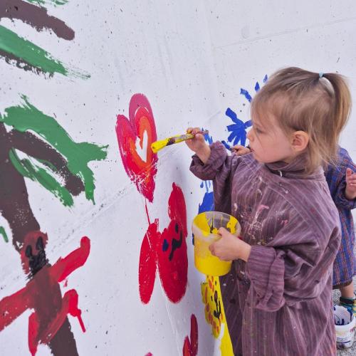 Kinder beim Malen