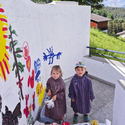 Kinder beim Malen
