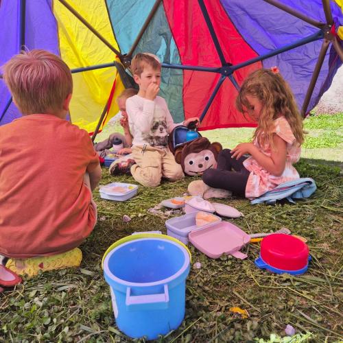 Kinder unterm Sonnensegel